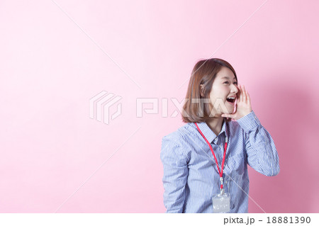 オフィスカジュアルポートレート(ピンクバック) オフィスカジュアルポートレート(ピンクバック) 18881390