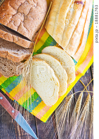 fresh bread 18881763