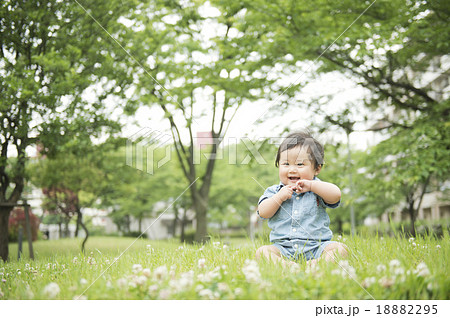芝生で遊ぶ赤ちゃん 芝生で遊ぶ赤ちゃん 18882295