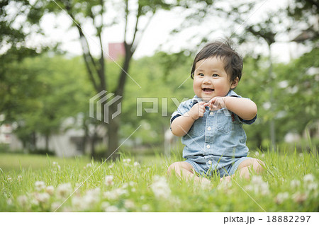 芝生で遊ぶ赤ちゃん 18882297