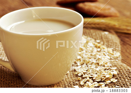 oat milk and rolled oats 18883303