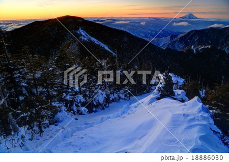 甲武信岳から夜明けの富士山と木賊山 18886030