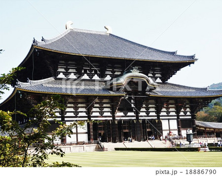 東大寺は華厳宗総本山であるお寺であり、大仏様は老若男女が拝観して歓声を上げるほどの人気がある。 東大寺は華厳宗総本山であるお寺であり、大仏様は老若男女が拝観して歓声を上げるほどの人気がある。 18886790