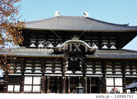 東大寺は華厳宗総本山であるお寺であり、大仏様は老若男女が拝観して歓声を上げるほどの人気がある。 東大寺は華厳宗総本山であるお寺であり、大仏様は老若男女が拝観して歓声を上げるほどの人気がある。 18886791