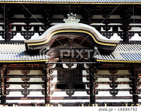 東大寺は華厳宗総本山であるお寺であり、大仏様は老若男女が拝観して歓声を上げるほどの人気がある。 東大寺は華厳宗総本山であるお寺であり、大仏様は老若男女が拝観して歓声を上げるほどの人気がある。 18886792
