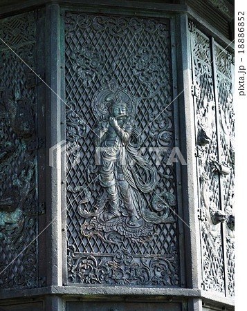 東大寺は華厳宗総本山であるお寺であり、大仏様は老若男女が拝観して歓声を上げるほどの人気がある。 18886852