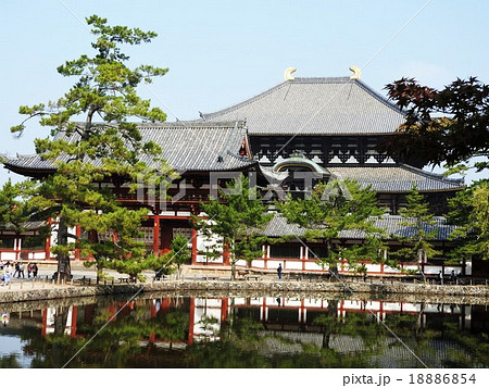 東大寺は華厳宗総本山であるお寺であり、大仏様は老若男女が拝観して歓声を上げるほどの人気がある。 18886854