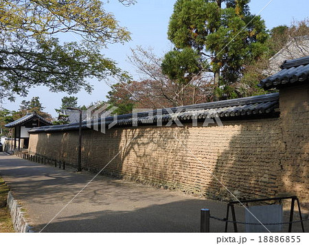 東大寺は華厳宗総本山であるお寺であり、大仏様は老若男女が拝観して歓声を上げるほどの人気がある。 18886855