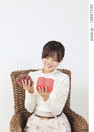 プレゼントを貰う若い女性 18887240