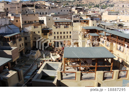 世界遺産フェズの皮染色施設　　モロッコ 18887295