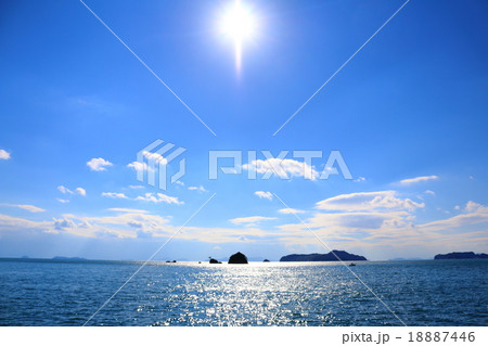 太陽と輝く海の写真素材