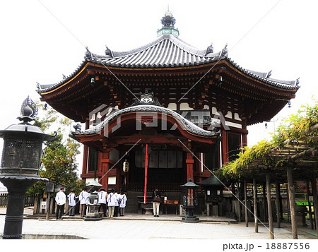 興福寺は世界遺産に登録の奈良の古刹。阿修羅像や国宝の五重塔・三重塔等の仏像や建物が注目されている。 18887556