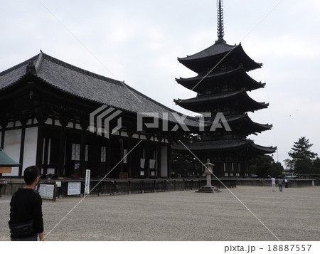 興福寺は世界遺産に登録の奈良の古刹。阿修羅像や国宝の五重塔・三重塔等の仏像や建物が注目されている。 興福寺は世界遺産に登録の奈良の古刹。阿修羅像や国宝の五重塔・三重塔等の仏像や建物が注目されている。 18887557