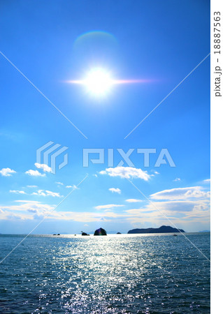 輝く太陽と光る海の写真素材