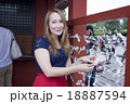 浅草寺でおみくじを結ぶ外国人観光客 18887594