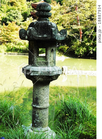 浄瑠璃寺は薬師仏を祀る三重塔、阿弥陀仏九体と本堂、宝池を中心とした庭園が平安時代のまま残る寺である。 浄瑠璃寺は薬師仏を祀る三重塔、阿弥陀仏九体と本堂、宝池を中心とした庭園が平安時代のまま残る寺である。 18887934