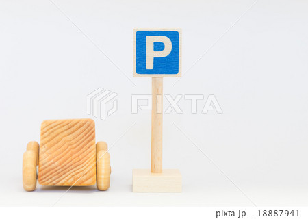 交通標識と木の車 18887941