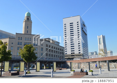像の鼻から見た横浜税関とランドマークタワー 像の鼻から見た横浜税関とランドマークタワー 18887951