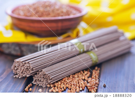 buckwheat noodles 18888320