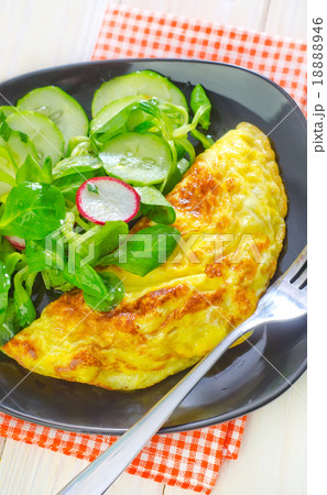 omelette with salad 18888946