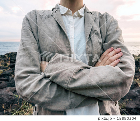 海を背に腕組みをする女性 18890304