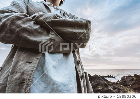 海を背に腕組みをする女性 18890306