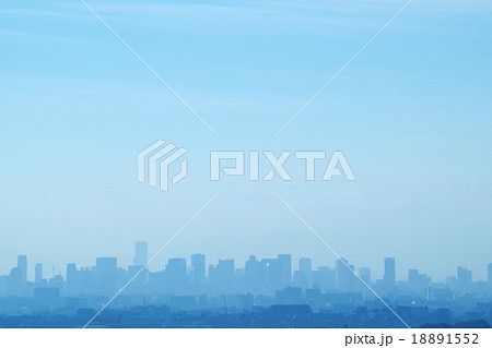 大阪 梅田 高層ビル 遠景 朝靄 青空 背景 素材 Pptの写真素材