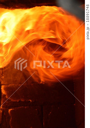燃え盛る炎　黒背景 18891748