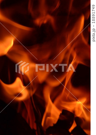 燃え盛る炎　黒背景 18891749