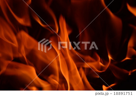 燃え盛る炎　黒背景 18891751