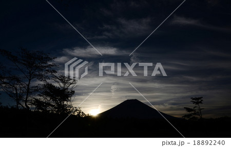 富士山の夜明け 18892240