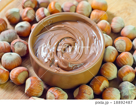 creame with hazelnuts 18892487