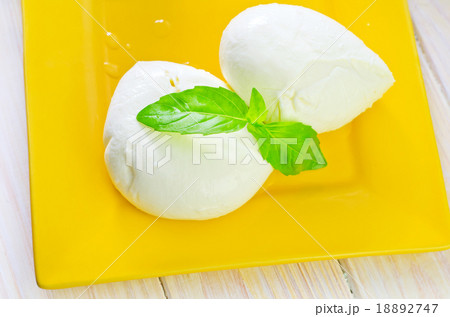 mozzarella mozzarella 18892747