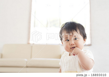 1人で遊ぶ赤ちゃん 1人で遊ぶ赤ちゃん 18893010