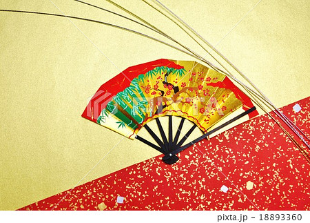 華やかな年賀背景素材 紅梅に松竹の飾り扇子と水引 上段 金系和紙2種バック横位置ハガキ対応比の写真素材 1360