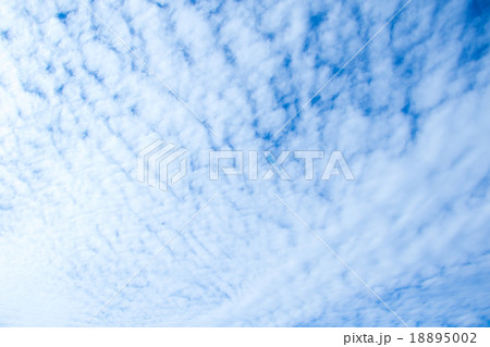 積雲　高積雲　空と雲の写真　秋の空　白い雲と青い空　背景素材　コピースペース　文字スペース 18895002