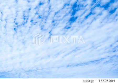 積雲　高積雲　空と雲の写真　秋の空　白い雲と青い空　背景素材　コピースペース　文字スペース 18895004