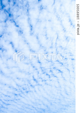 積雲 高積雲 空と雲の写真 秋の空 白い雲と青い空 背景素材 コピースペース 文字スペース 積雲 高積雲 空と雲の写真 秋の空 白い雲と青い空 背景素材 コピースペース 文字スペース 18895005