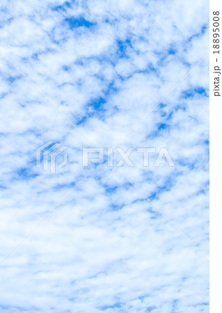 積雲　高積雲　空と雲の写真　秋の空　白い雲と青い空　背景素材　コピースペース　文字スペース 18895008