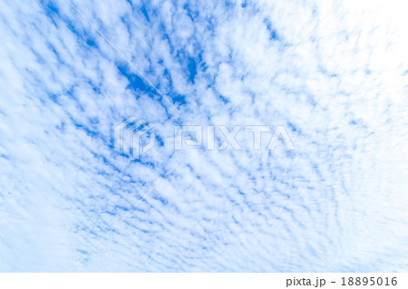 積雲　高積雲　空と雲の写真　秋の空　白い雲と青い空　背景素材　コピースペース　文字スペース 18895016