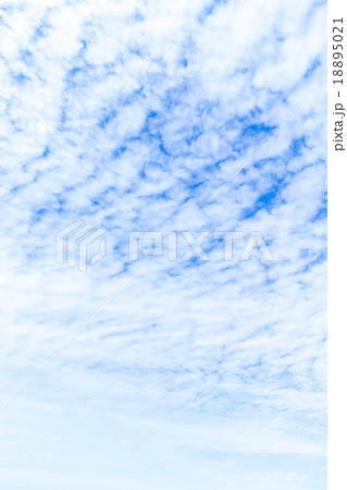 積雲 高積雲 空と雲の写真 秋の空 白い雲と青い空 背景素材 コピースペース 文字スペース 積雲 高積雲 空と雲の写真 秋の空 白い雲と青い空 背景素材 コピースペース 文字スペース 18895021