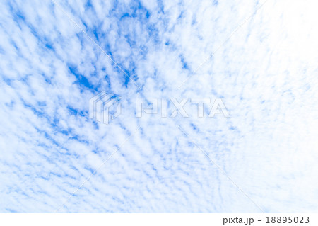 積雲　高積雲　空と雲の写真　秋の空　白い雲と青い空　背景素材　コピースペース　文字スペース 18895023