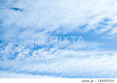 積雲　高積雲　空と雲の写真　秋の空　白い雲と青い空　背景素材　コピースペース　文字スペース 18895034