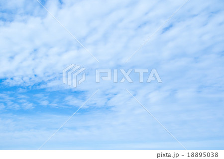 積雲 高積雲 空と雲の写真 秋の空 白い雲と青い空 背景素材 コピースペース 文字スペース 積雲 高積雲 空と雲の写真 秋の空 白い雲と青い空 背景素材 コピースペース 文字スペース 18895038