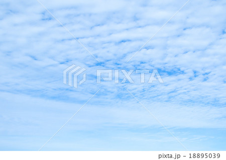 積雲 高積雲 空と雲の写真 秋の空 白い雲と青い空 背景素材 コピースペース 文字スペース 積雲 高積雲 空と雲の写真 秋の空 白い雲と青い空 背景素材 コピースペース 文字スペース 18895039