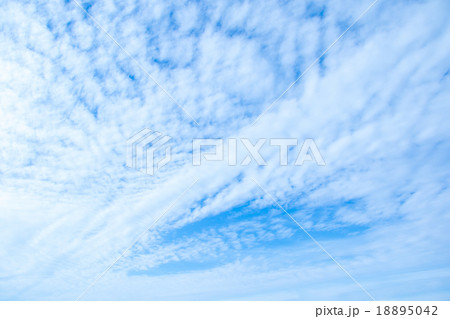 積雲　高積雲　空と雲の写真　秋の空　白い雲と青い空　背景素材　コピースペース　文字スペース 18895042
