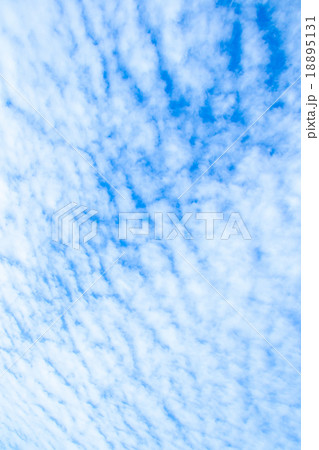 雲 高積雲 積雲 雲片 青い空 一般的な空と雲 白い雲 秋の空 背景用素材 クラウド 合成用背景 雲 高積雲 積雲 雲片 青い空 一般的な空と雲 白い雲 秋の空 背景用素材 クラウド 合成用背景 18895131