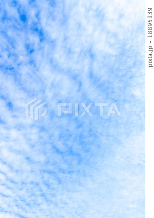 雲　高積雲　積雲　雲片　青い空　一般的な空と雲　白い雲　秋の空　背景用素材　クラウド　合成用背景 18895139