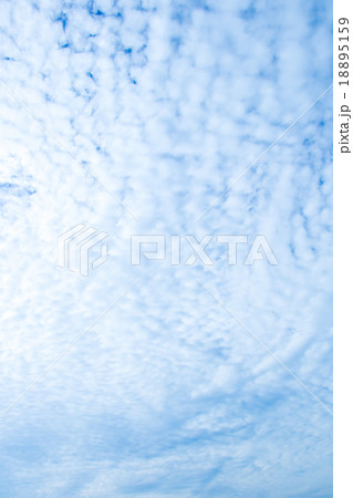 雲　高積雲　積雲　雲片　青い空　一般的な空と雲　白い雲　秋の空　背景用素材　クラウド　合成用背景 18895159
