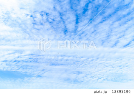 雲　高積雲　積雲　筋雲　青い空　一般的な空と雲　白い雲　秋の空　背景用素材　クラウド　合成用背景 18895196